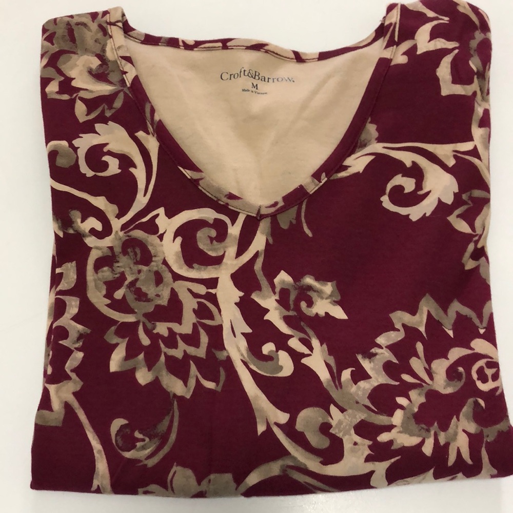 Maroon with tan design long sleeve vneck top Medium - Picture 2 of 6